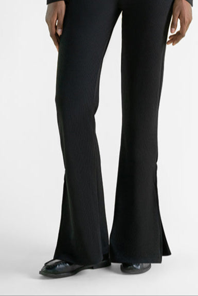 RIBBED PANTS IN BLACK.