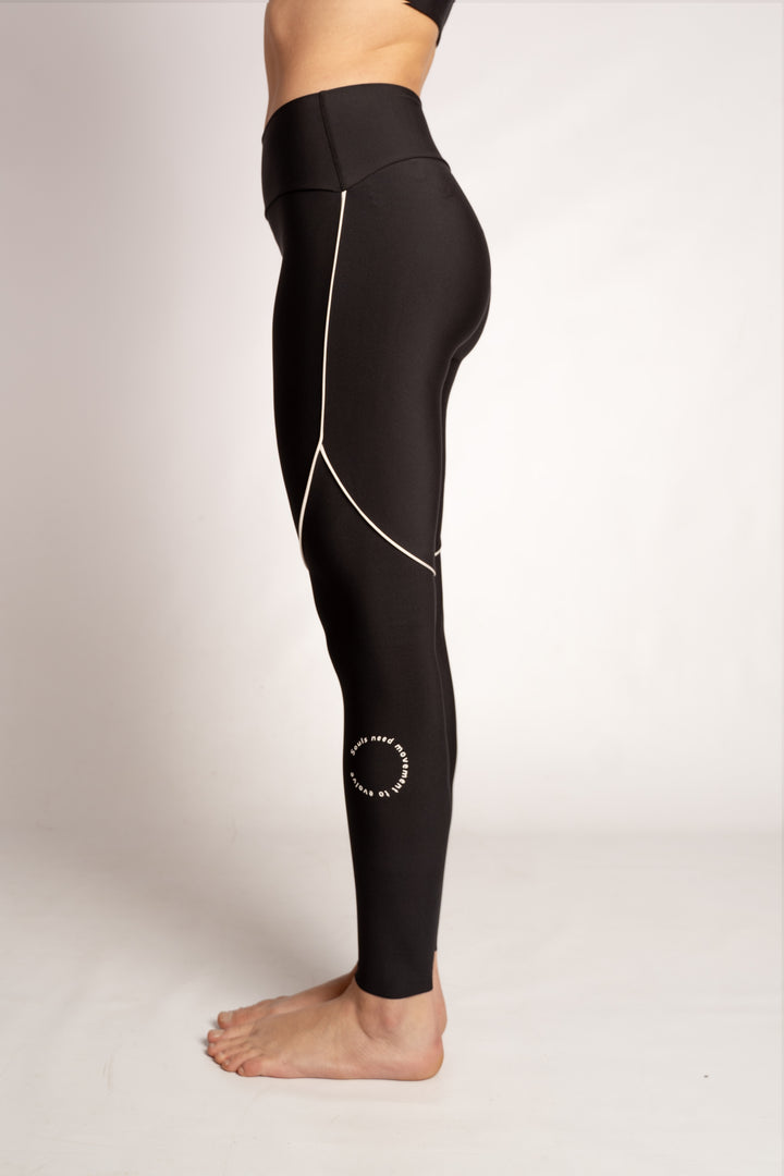 FLOW LEGGINGS IN BLACK & WHITE